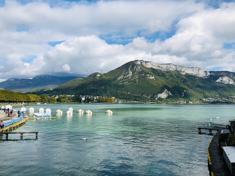 Vue sur le lac d'Annecy et les montagnes des Alpes françaises