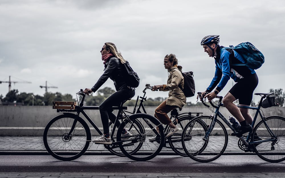 Un groupe de vélotaffeurs qui se déplacent à vélo
