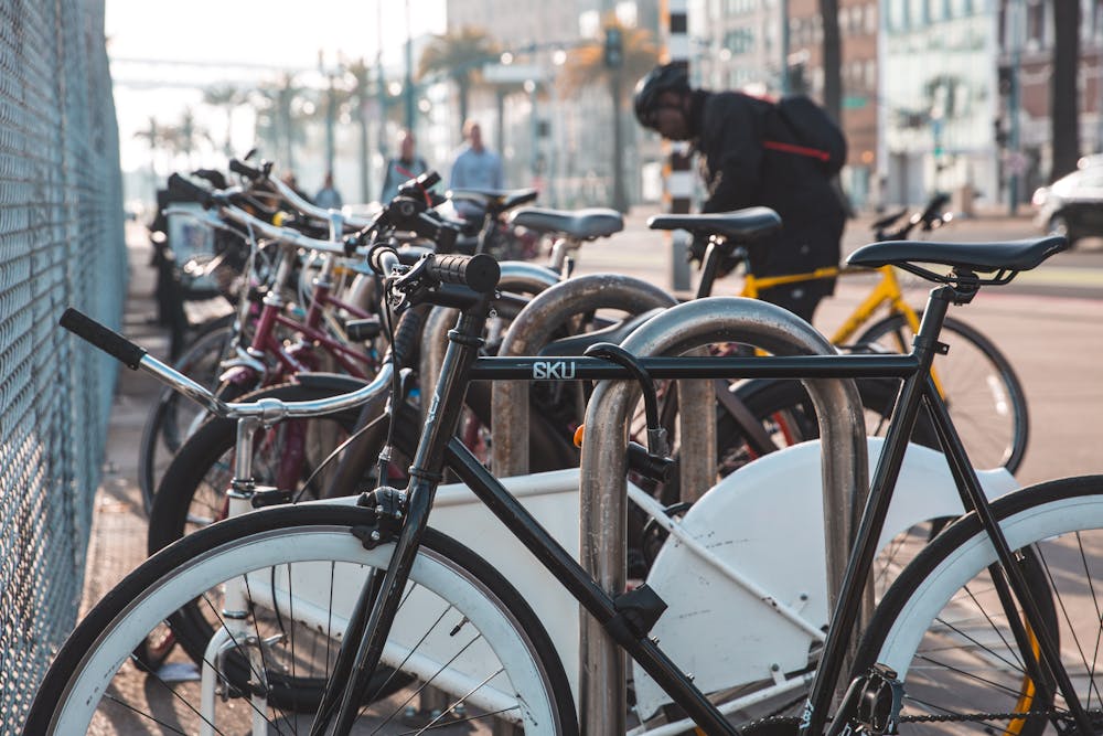 Un vélo attaché à un poteau avec un antivol en U