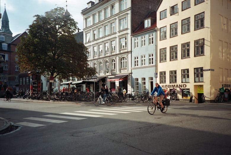 Un cycliste dans une rue au Danemark