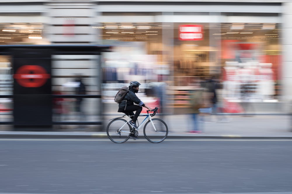 Un cycliste qui roule à vélo en ville