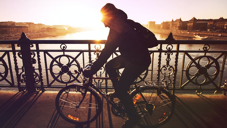 Un homme qui fait du vélo sur un pont