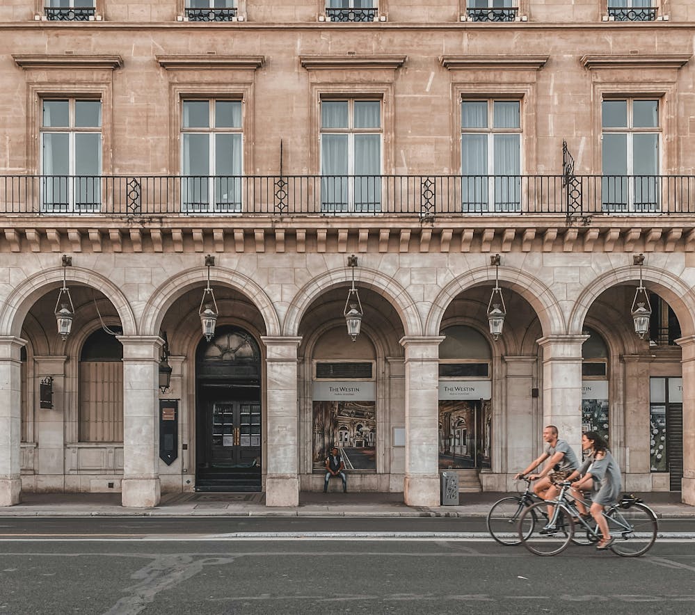 Un couple de cyclistes qui font du vélo rue de Rivoli, à Paris