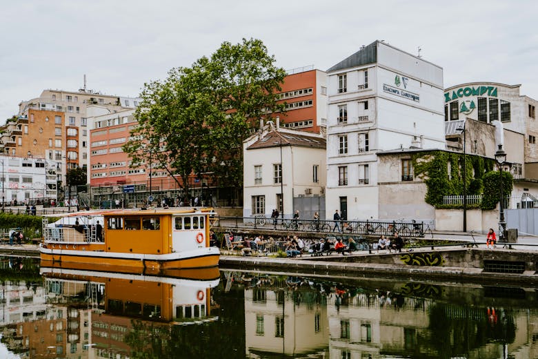 Le Canal Saint Martin et ses bâtiments environnants, à Paris