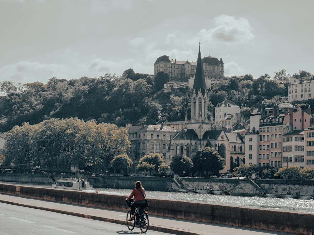 Femme à vélo sur les berges du Rhône, à Lyon