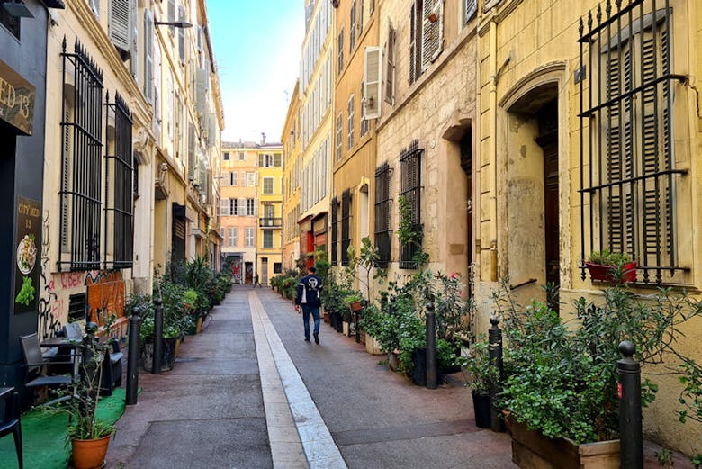 Promeneur dans une ruelle du quartier Noailles, à Marseille