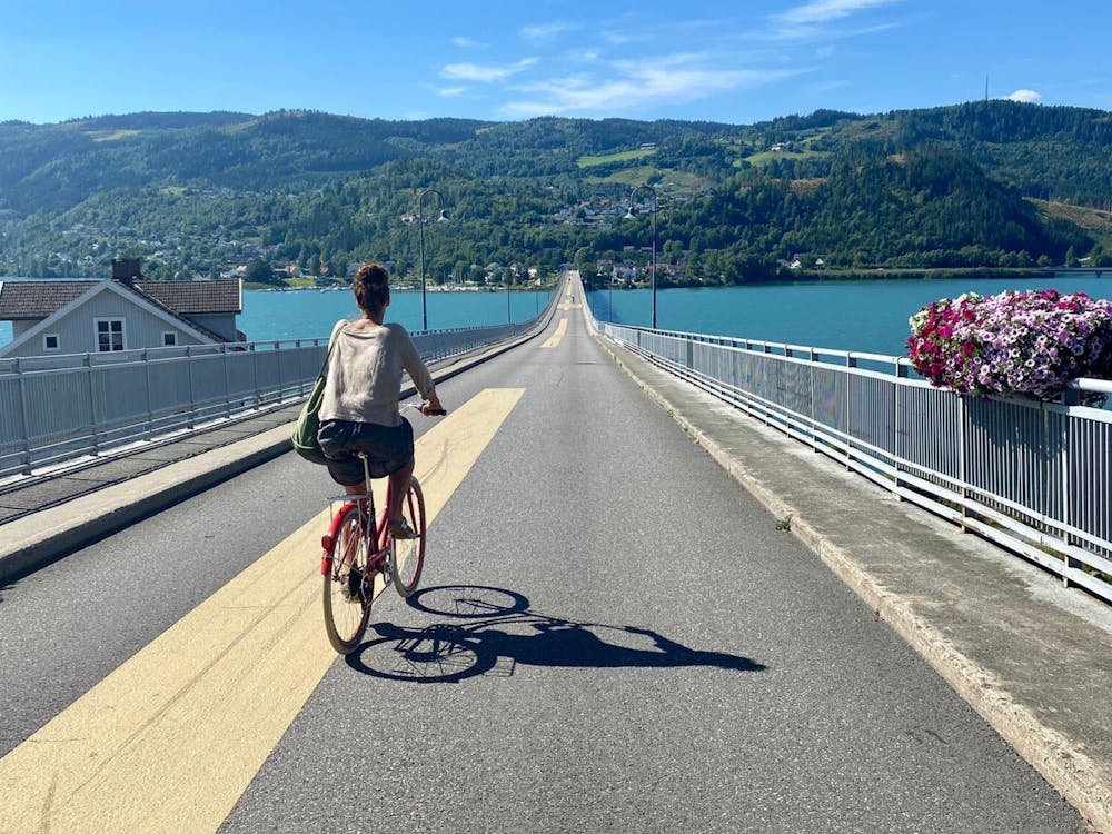 Femme cycliste à vélo sur un pont, sur la Scandibérique