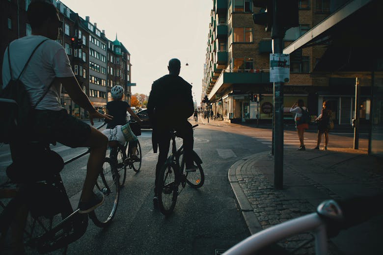 Un groupe de cyclistes arrêtées à un carrefour en ville