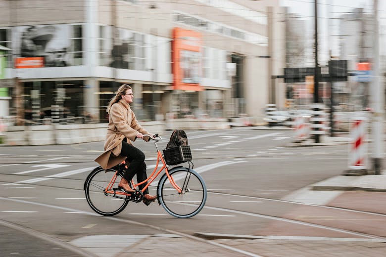 Une femme qui se rend au travail à vélo