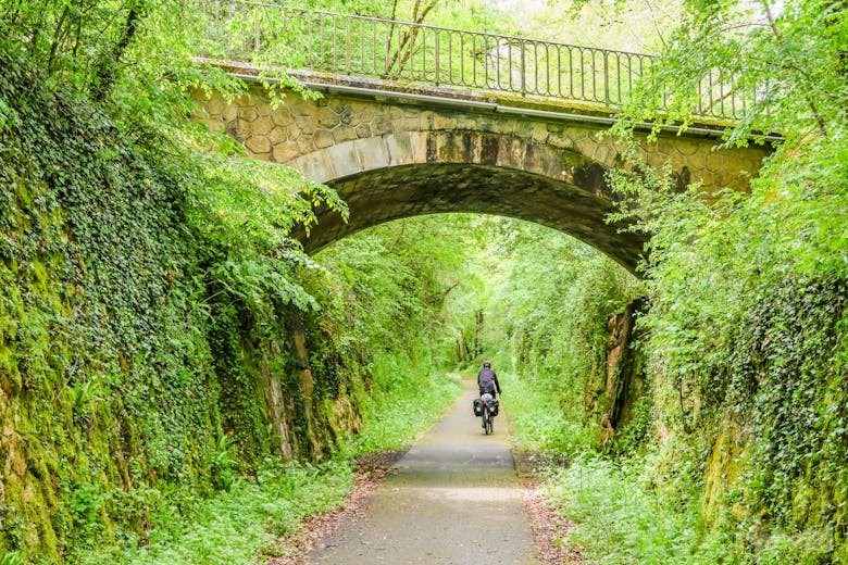 Un cycliste sur le Canal des Deux Mers à Bordeaux