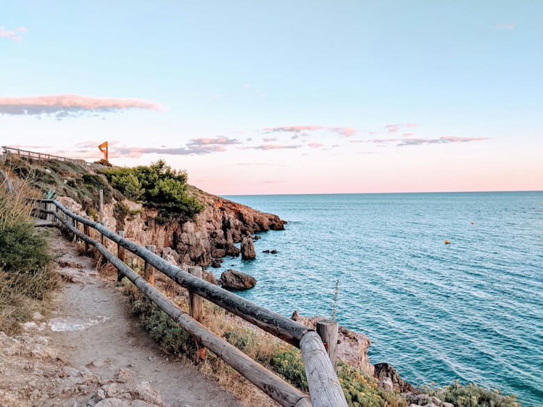 Chemin côtier à Sète, dans le sud de la France