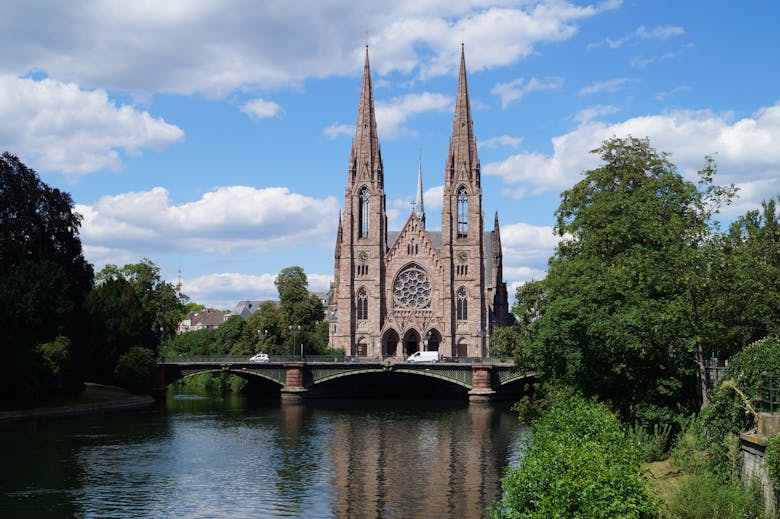 Vue depuis un pont sur la cathédrale de Strasbourg