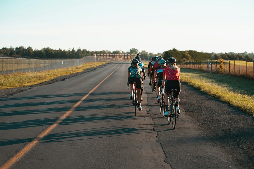 Un groupe de cyclistes sur un chemin de campagne