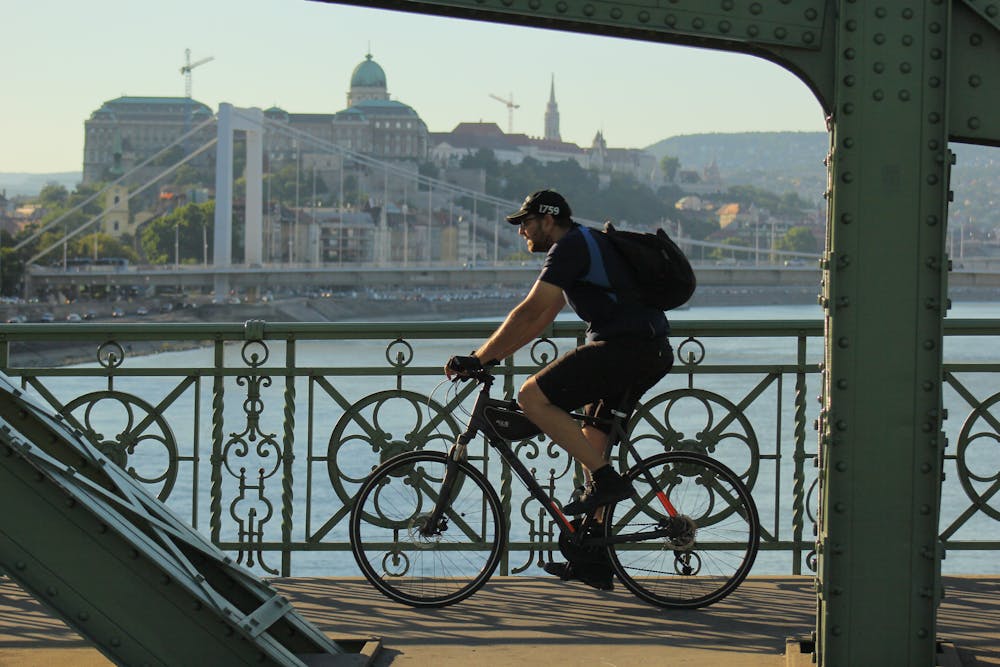 Un cycliste qui fait du vélo en ville sur une passerelle