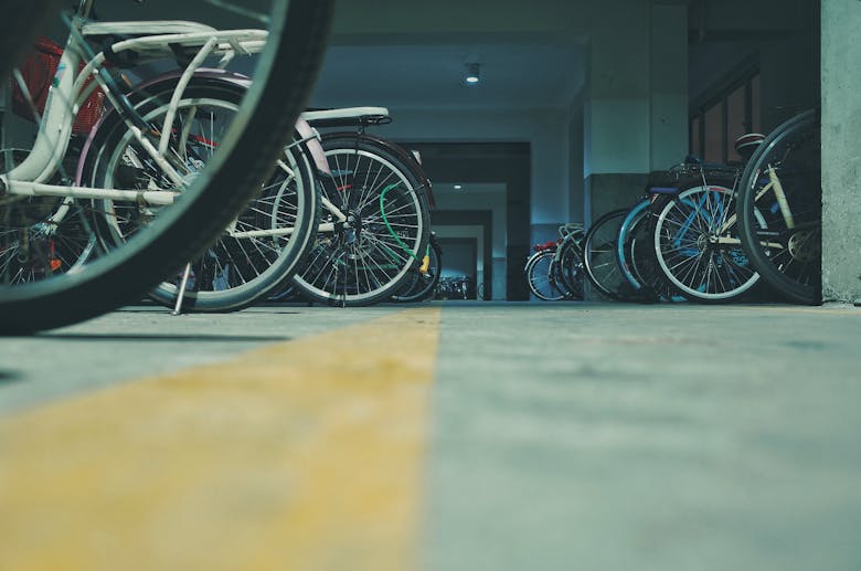 Des vélos garés dans un parking vélo souterrain sécurisé