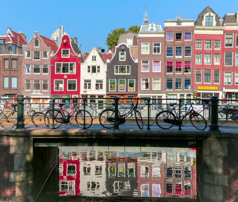 Des vélos garés sur les quais des canaux d'Amsterdam