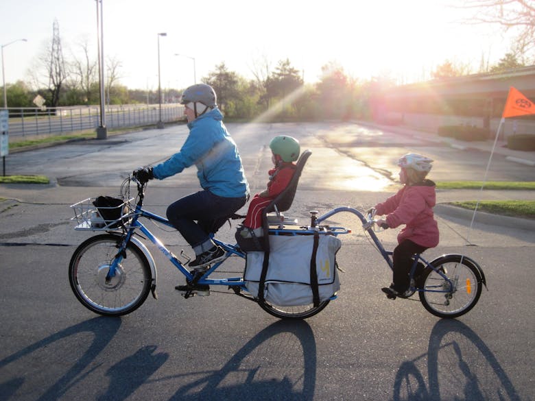 Famille en vélo cargo