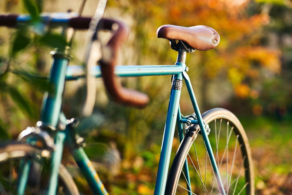 Un vélo bleu