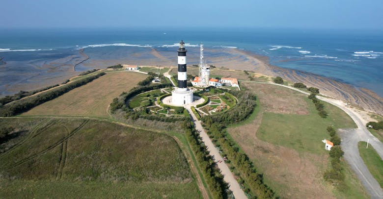 Le phare de Chassiron, au nord de l'ïle d'Oléron - © passion-charente-maritime.com