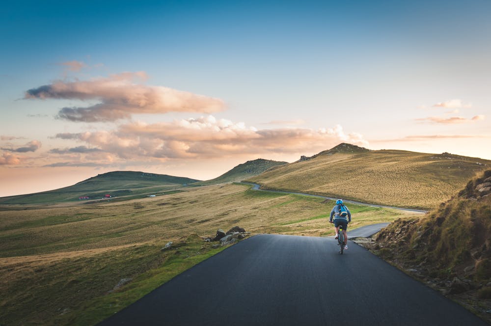 Un cycliste qui pédale au milieu des collines