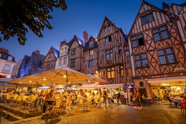 La ville de Tours la nuit