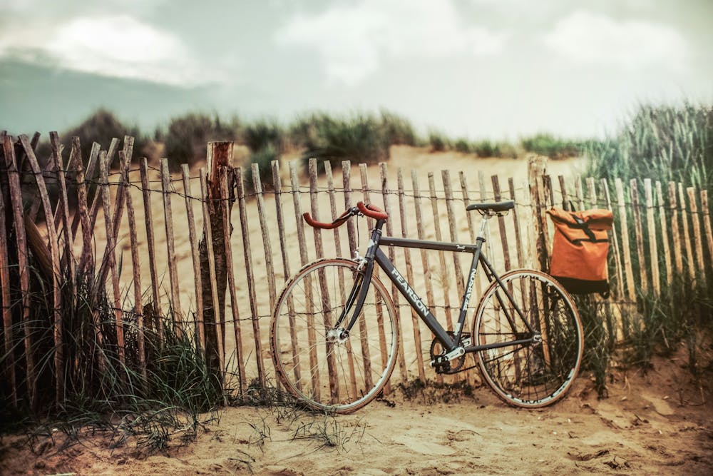 Un vélo garé contre une palissade