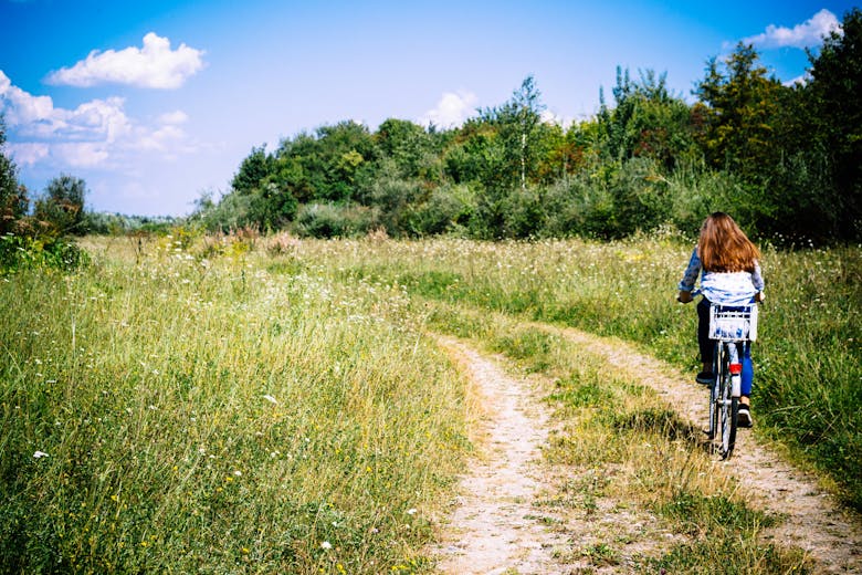 Une femme qui fait un voyage à vélo en pleine nature