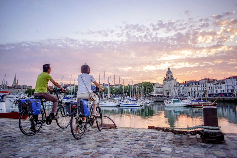 Deux cyclistes parcourant la Vélodyssée