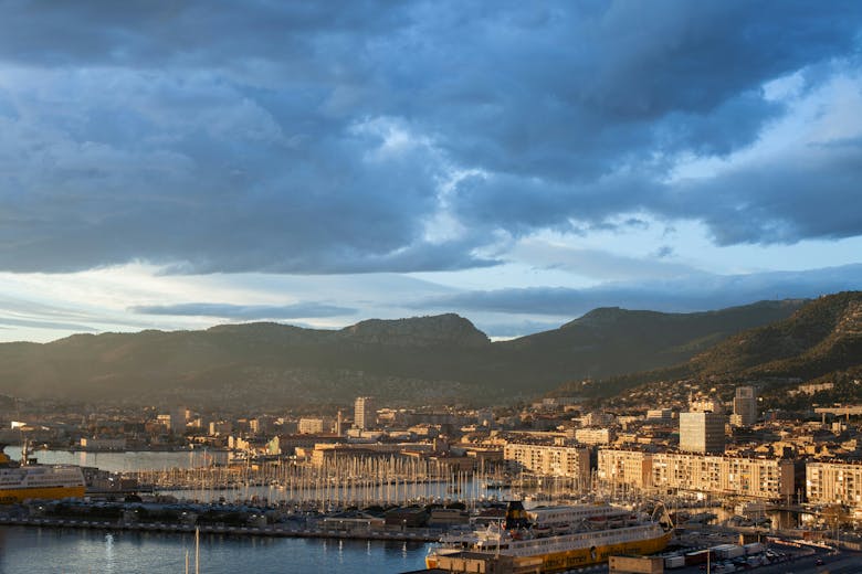 Vue aérienne de la ville de Toulon et son port