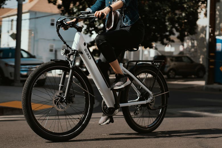 Gros plan sur le cadre d'un vélo électrique reconditionné blanc