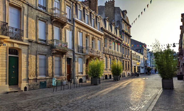 Une rue de la ville de Reims en fin de journée