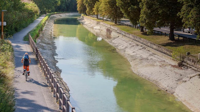 Un cycliste qui parcours le canal de l'Aisne à la Marne à vélo