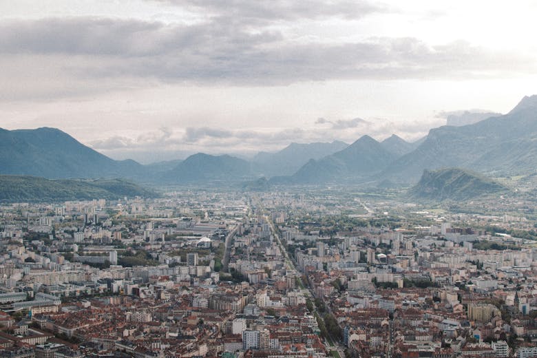 Vue en hauteur de la ville de Grenoble et des montagnes