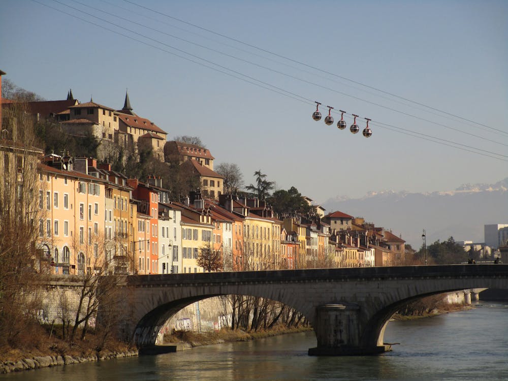 Vue sur la ville de Grenoble, avec le pont et les cabines téléphériques