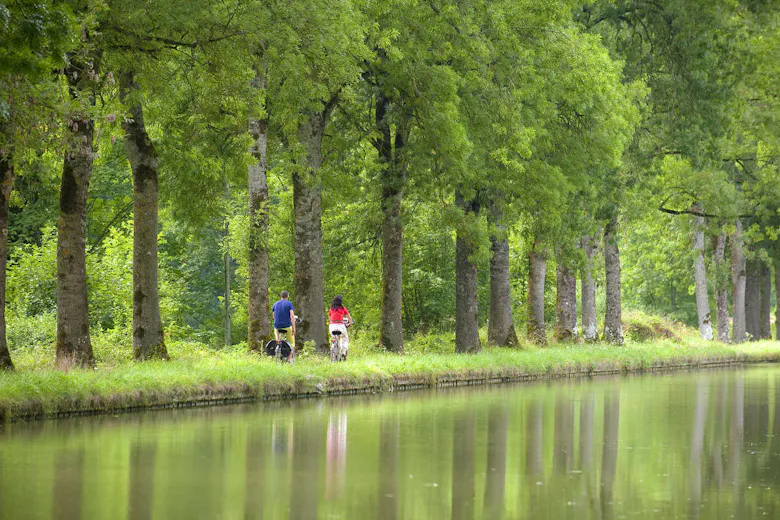 Deux cyclistes qui pédalent à La Bussière-sur-Ouche, sur le canal