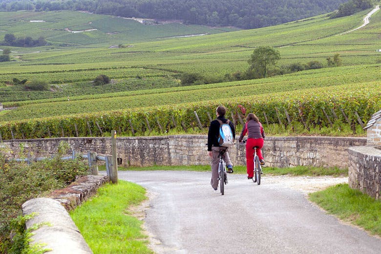 Deux cyclistes qui font du vélo à Nuits-Saint-Georges, près de Dijon