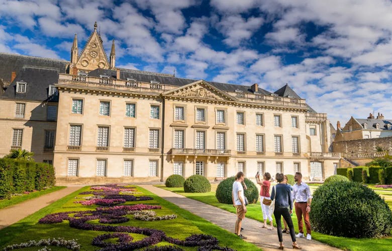 Un groupe de personnes devant le Musée des Beaux-Arts de Tours