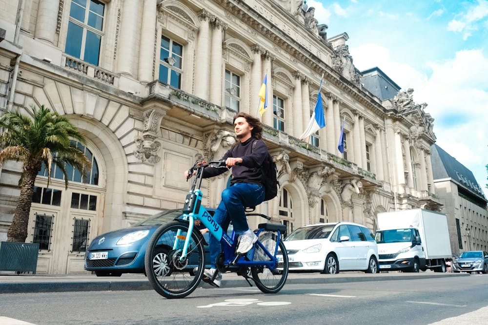 Un cycliste qui fait du vélo dans la ville de Tours, en France