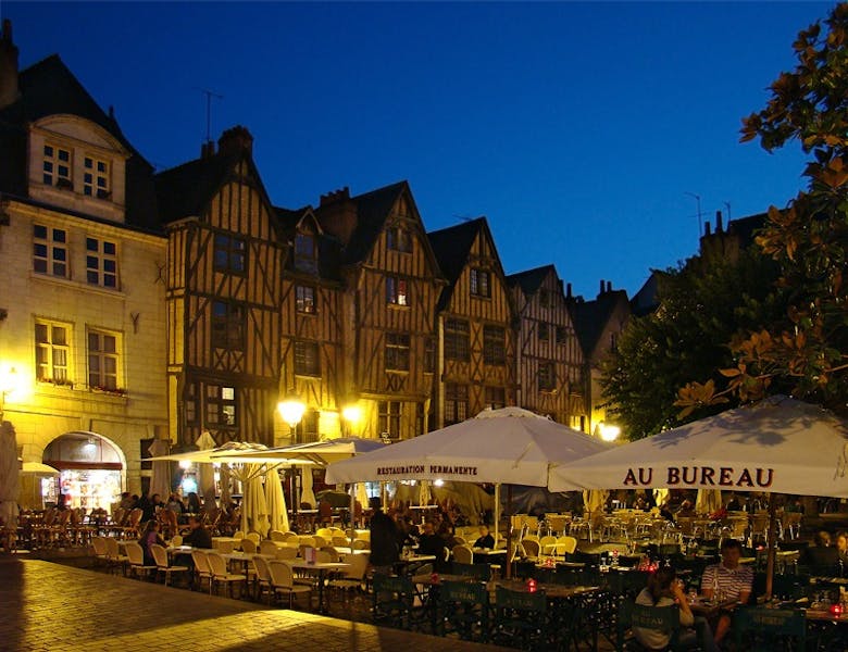 Une place de la ville de Tours la nuit