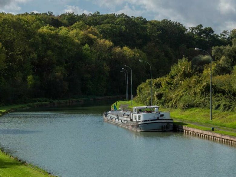 Une péniche sur le canal de l’Aisne à la Marne à Reims
