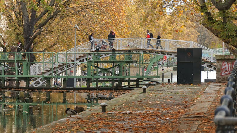 Le Canal Saint-Martin à Paris en automne, une écluse et des arbres