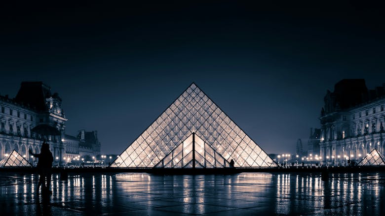 Le musée du Louvre et la Pyramide du Louvre à Paris, la nuit