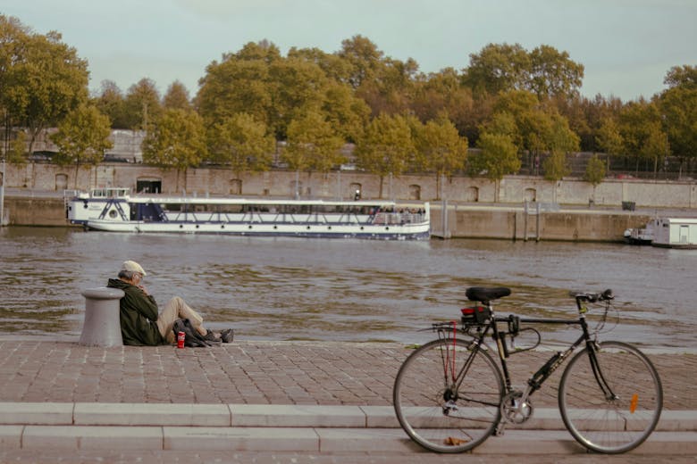 Un cycliste à Paris, faisant une pause sur les bords de Seine