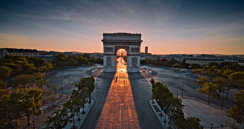 L'Arc de Triomphe à Paris, France