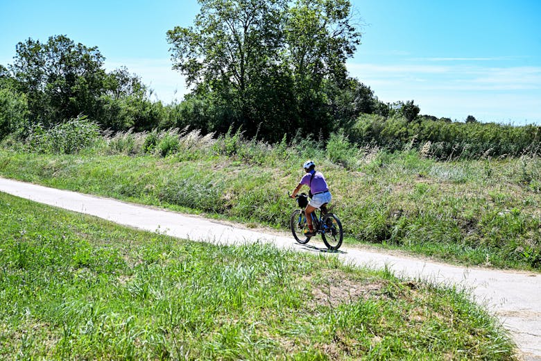 Un cycliste qui se promène à vélo, en pleine nature près de Montpellier