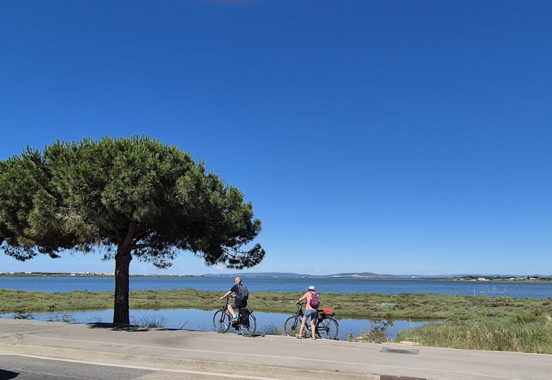 Deux cyclistes qui font du vélo près des plages de Pérols