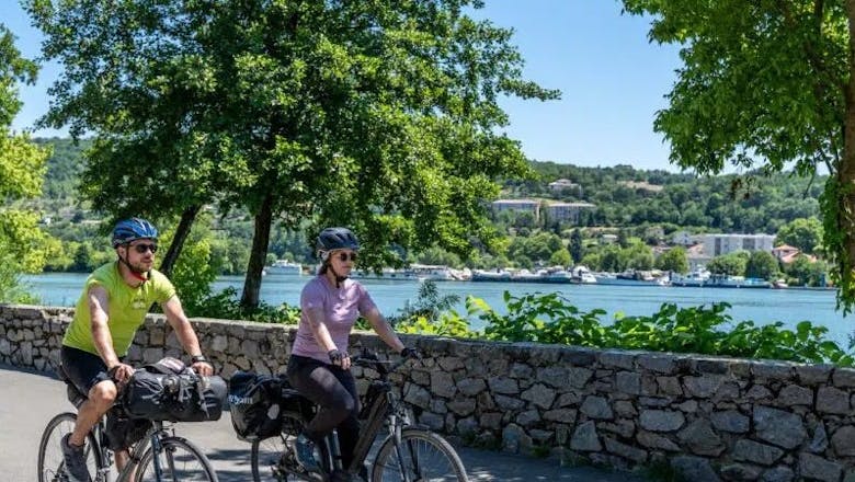 Deux cyclistes sur la Via Rhôna à Vienne