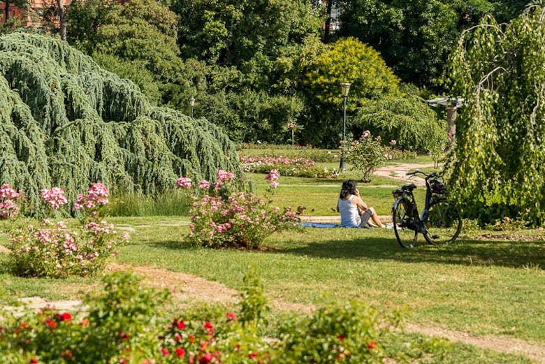  cycliste qui fait une pause au parc de la tête d'or à Lyon