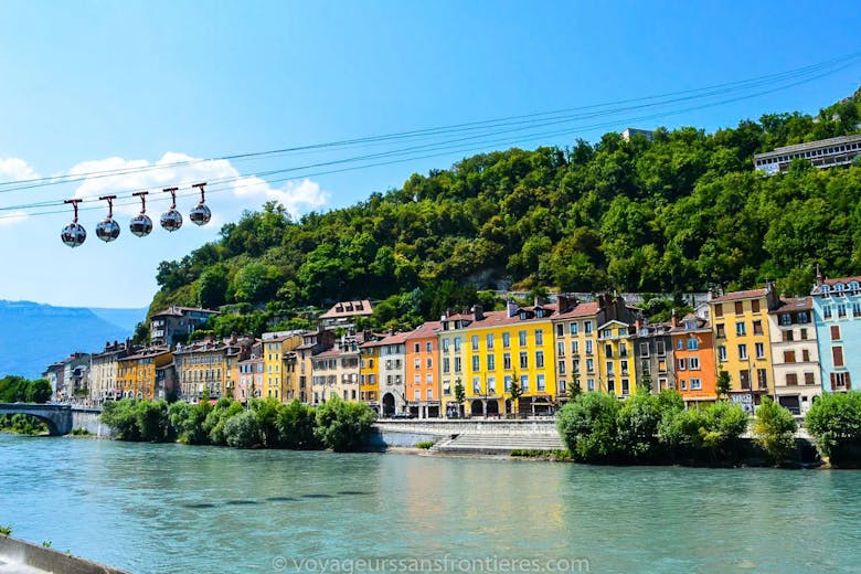 Les quais de Grenoble avec vue sur les téléphériques