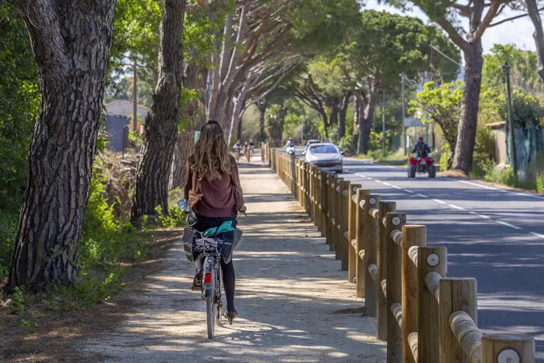 Une cycliste qui se déplace à vélo à Toulon